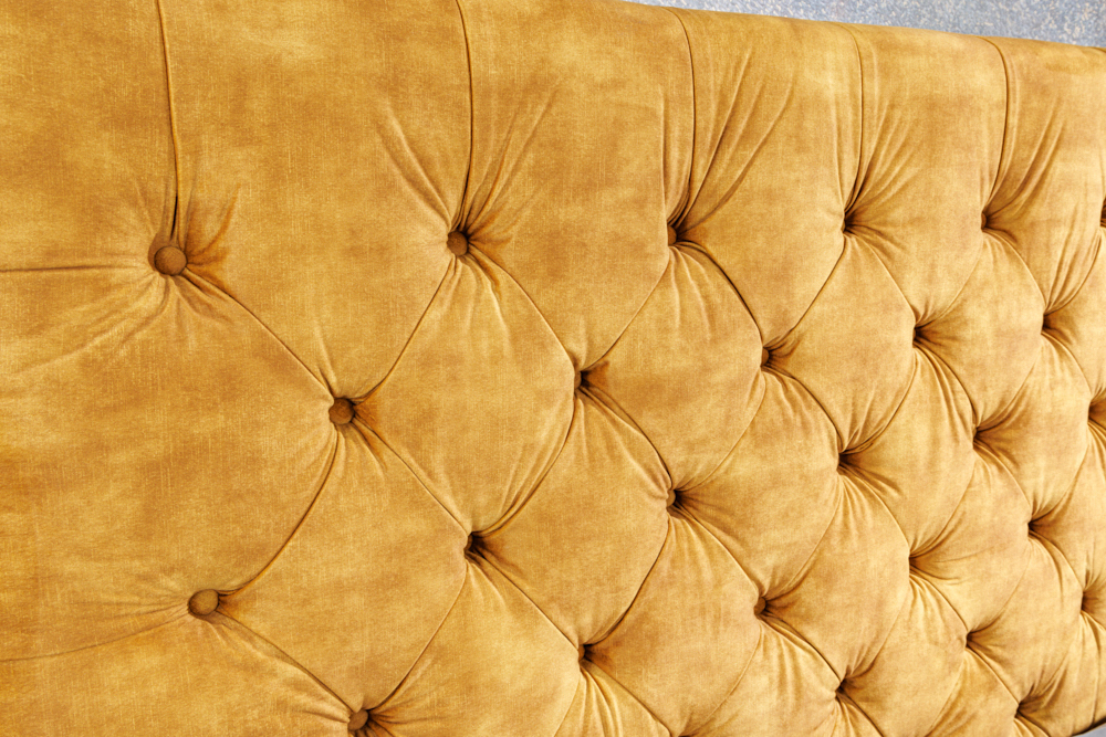 Queensize Doppelbett PARIS 160x200cm senfgelb Samt Chesterfield Design