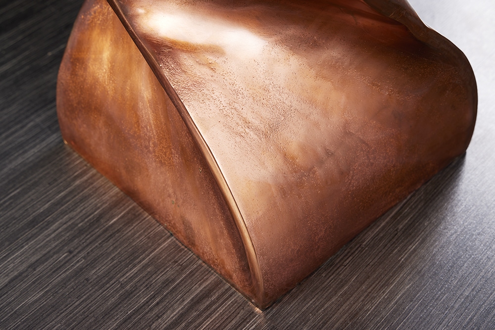 Skulp­tu­raler Beistelltisch TWIST 45cm kupfer geflammt Metall handmade Nachttisch