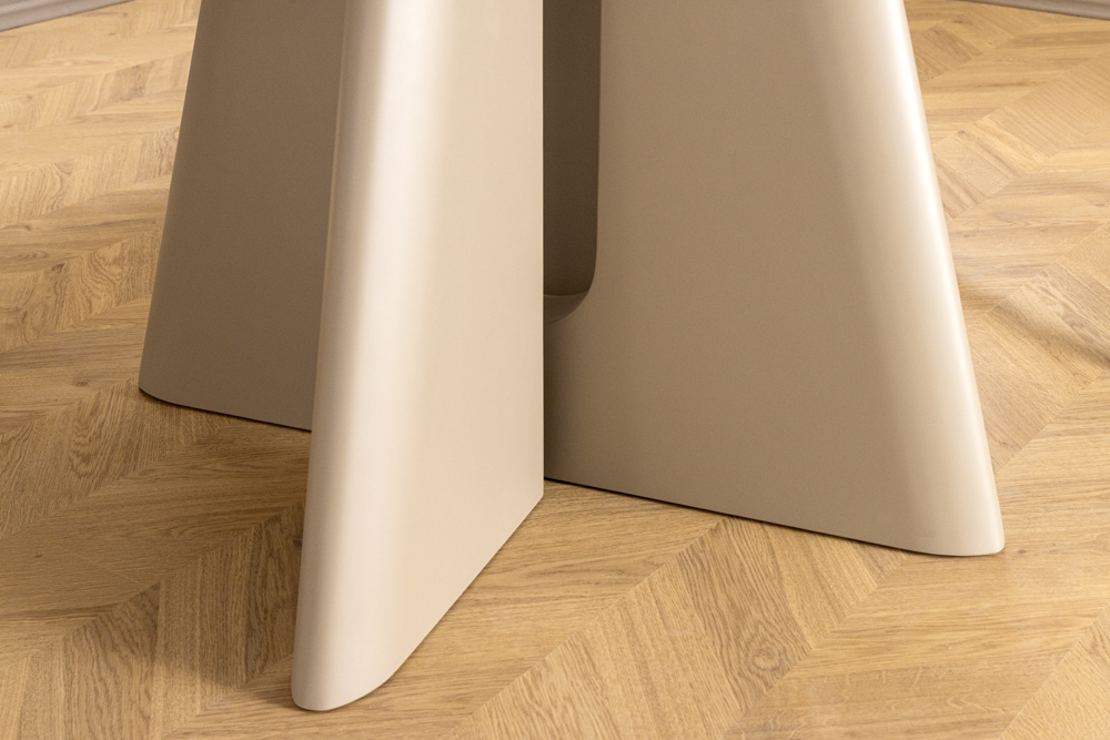 Runder Esstisch ORGANIKO 120cm cement greige mit skulpturalem Säulengestell