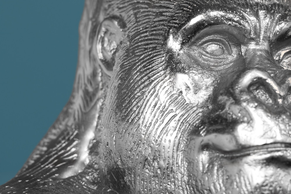 Dekorative Gorillafigur KONG 40cm silber handmade Metall Skulptur