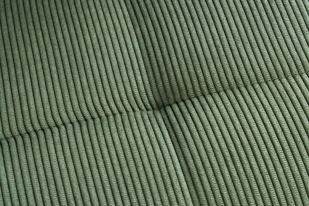 Moderner Design Stuhl TRES CHIC grün Cord schwarze Metallbeine Esszimmer