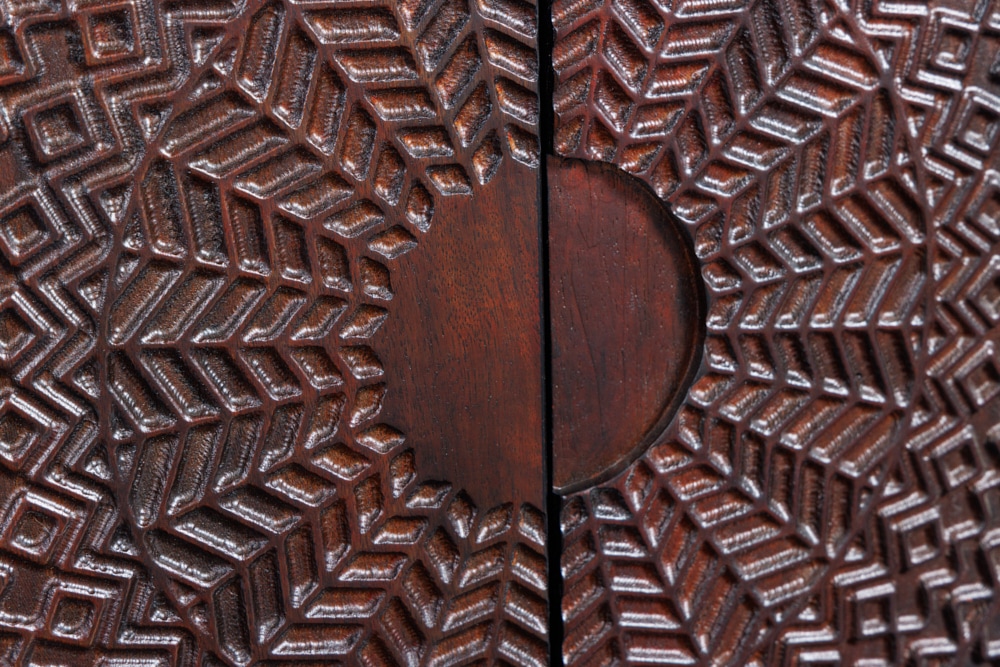 Massives Sideboard MANDALA 160cm Mangoholz schwarz mit 3D Schnitzereien goldene Füße