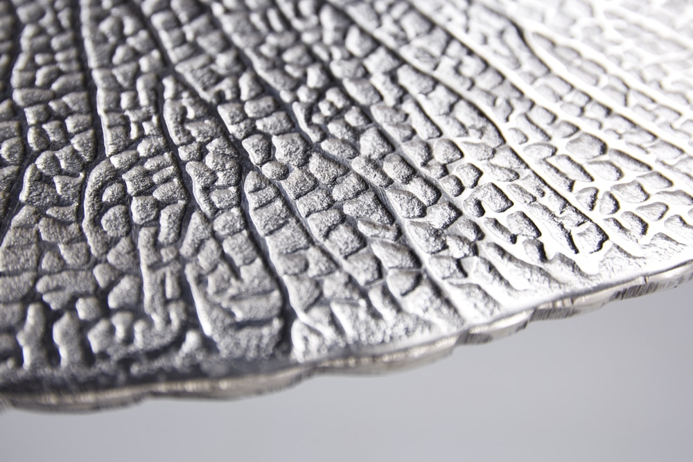 Handgearbeiteter Beistelltisch ABSTRACT LEAF 40cm silber