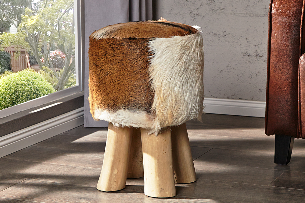 Design Sitzhocker HIDE 45cm braun weiß mit Ziegenfell und Teakholz