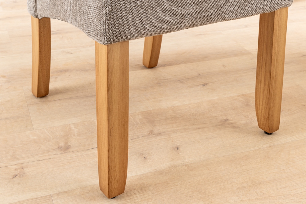 Design Stuhl CASA taupe Strukturstoff Massivholzbeine mit Zierknöpfen und Nackenrolle