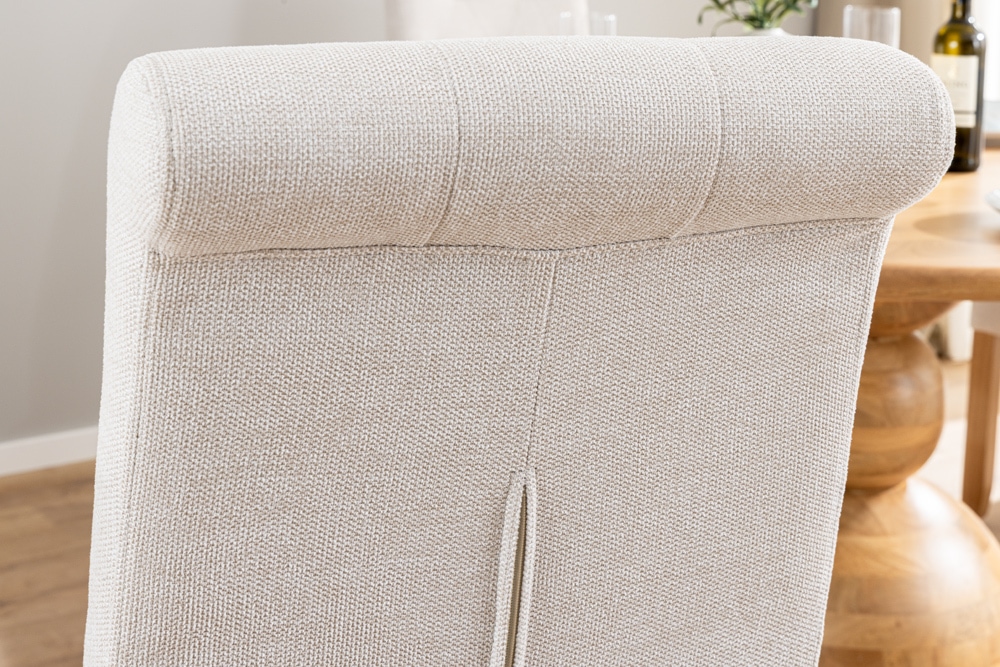 Design Stuhl CASA beige Strukturstoff Massivholzbeine mit Zierknöpfen und Nackenrolle