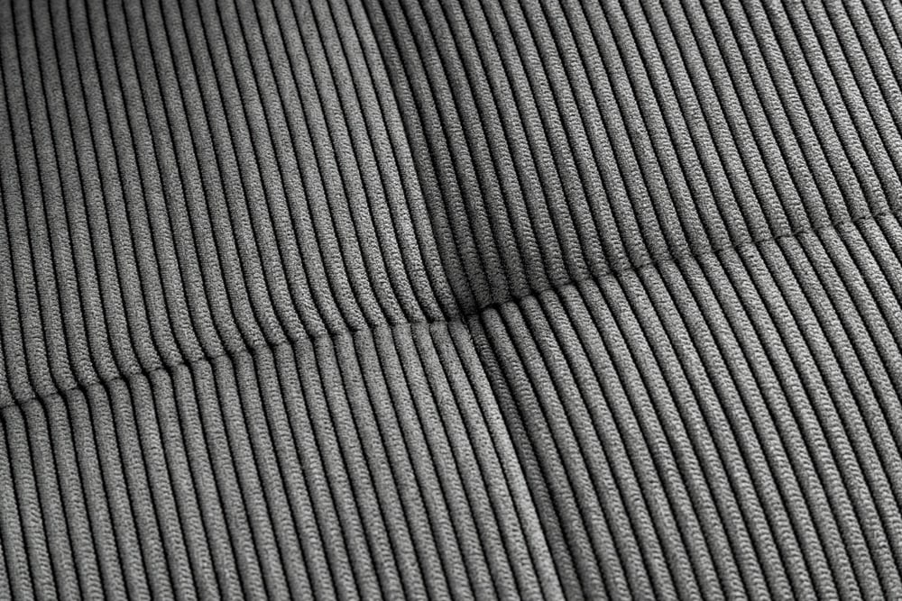 Moderner Design Stuhl TRES CHIC grau Cord schwarze Metallbeine Esszimmer