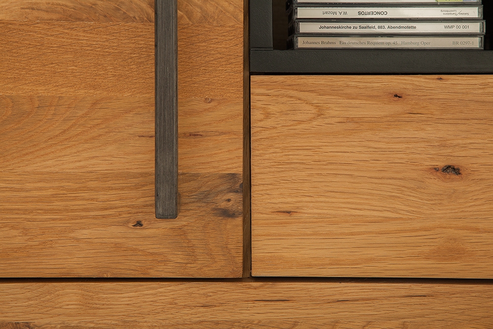 Massives TV-Board THOR 200cm Wild Eiche geölt Lowboard im Industrial Design