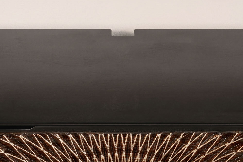 Hängendes TV-Board ILLUSION 160cm schwarz Mangoholz Massivholz mit 3D Schnitzereien gold