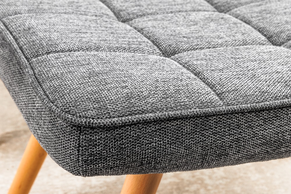 Moderner Hocker SCANDINAVIA grau Strukturstoff Massivholz-Beine Fußhocker