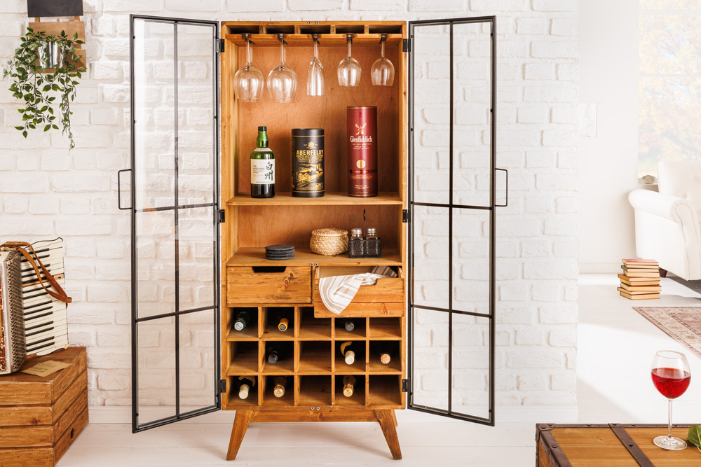 Massive Vitrine SEVEN SEAS 150cm natur Pinie Industrial-Türen Metall Barschrank