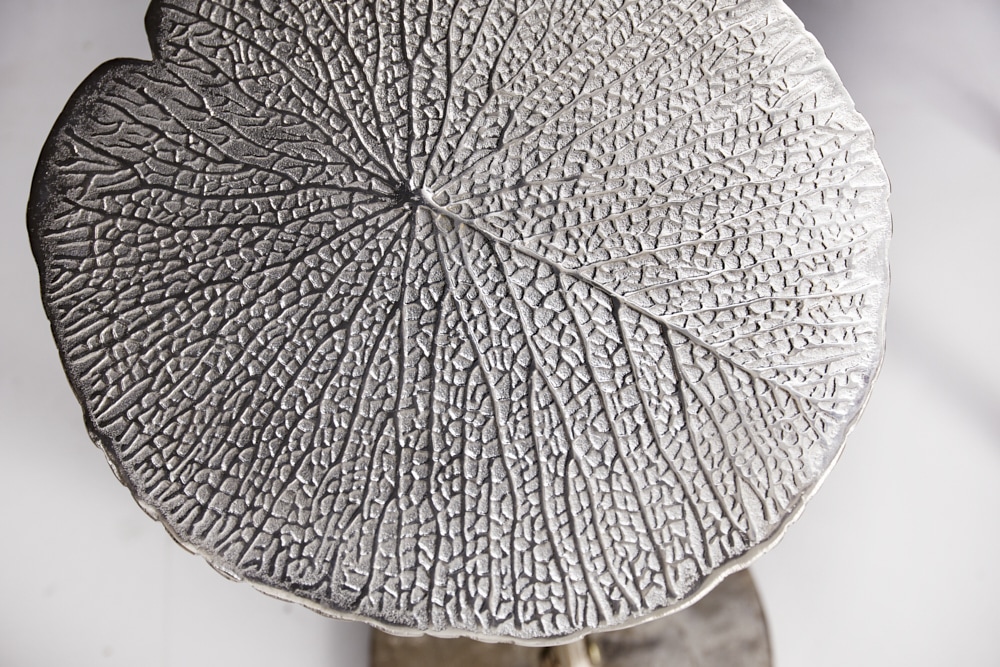 Handgearbeiteter Beistelltisch ABSTRACT LEAF 40cm silber