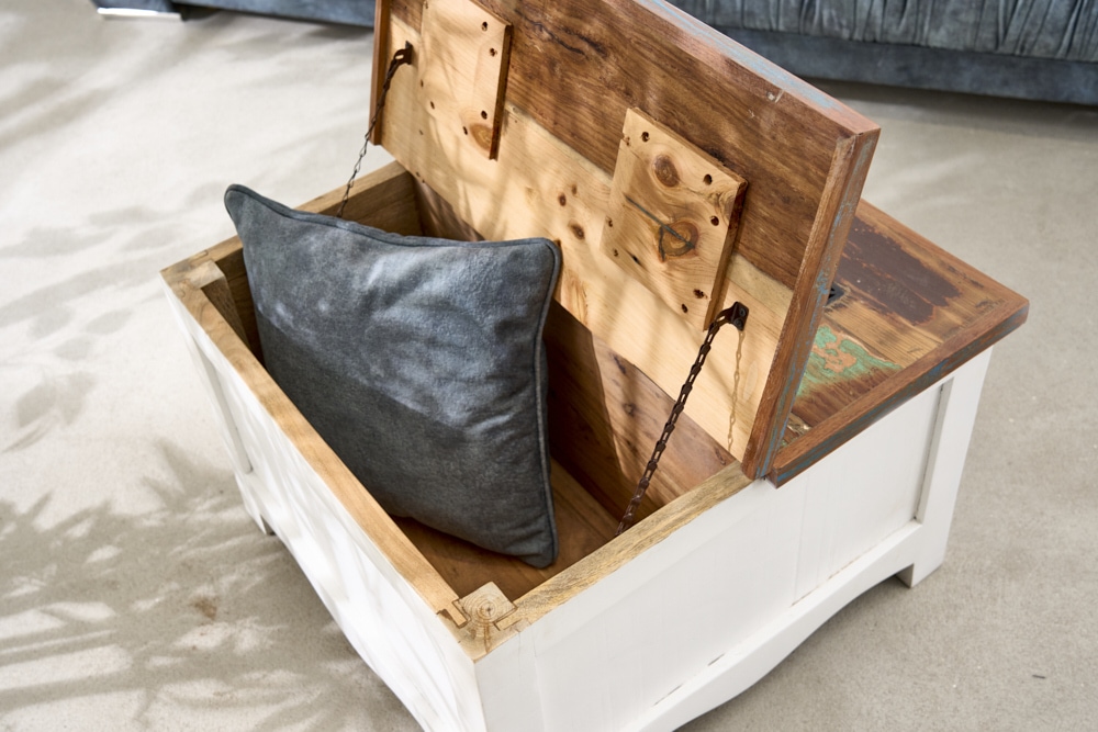 Massiver Couchtisch JAKARTA 70cm weiß bunt Holz Truhe aus recycelten Fischerbooten mit Schubladen