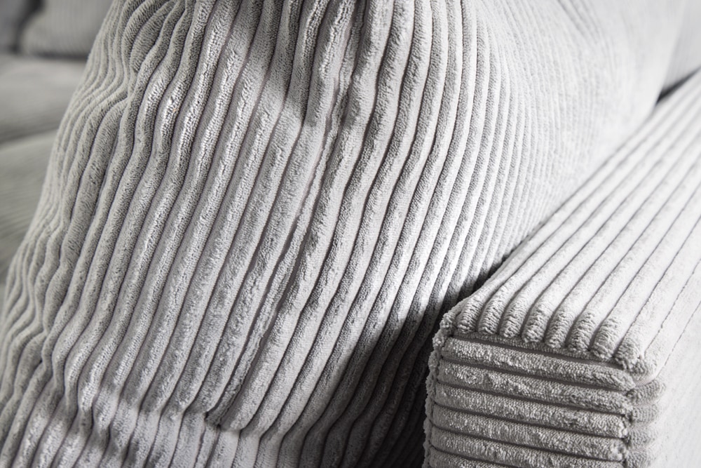 Modernes Ecksofa KENT 220cm hellgrau Cord inkl. Hocker Federkern L-Form Wohnlandschaft