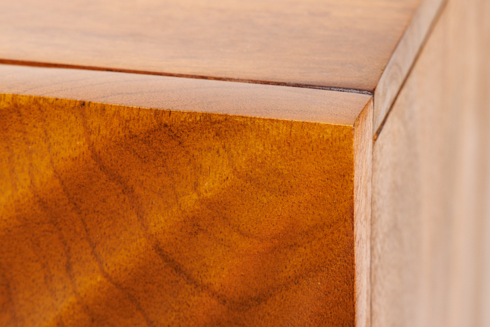 Massiver Nachttisch SCORPION 50cm braun Mangoholz Beistelltisch mit 3D Schnitzereien