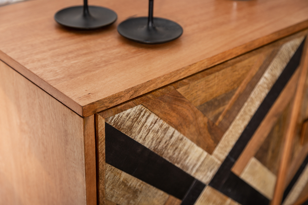 Elegantes Sideboard LONG ISLAND 160cm Mangoholz-Optik mit Retro Muster