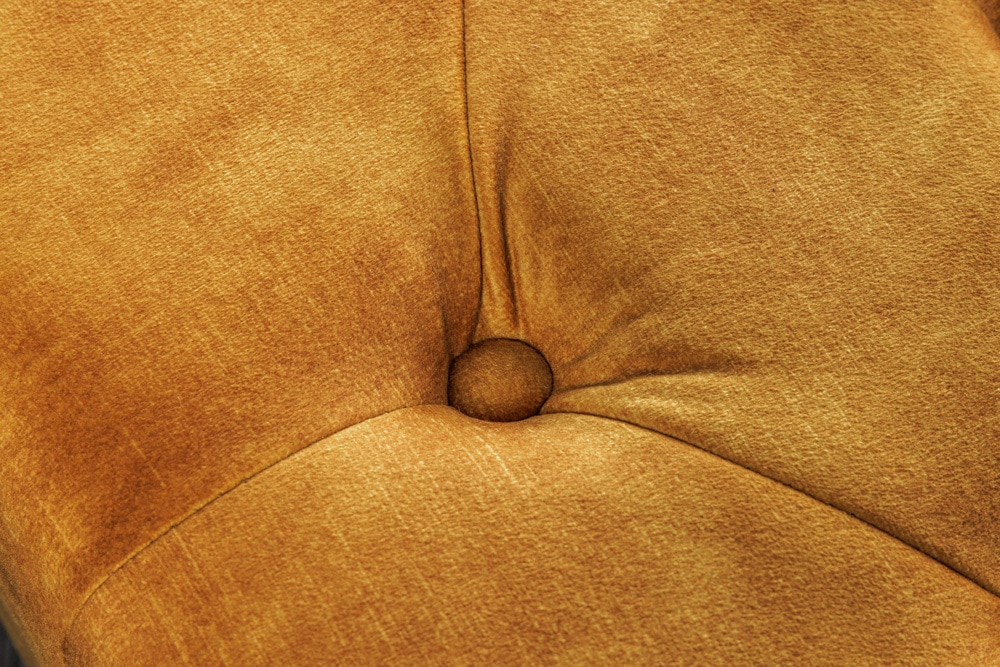 Design Fußhocker CHESTERFIELD 80cm senfgelb Samt Knopfheftung Nietenbesatz