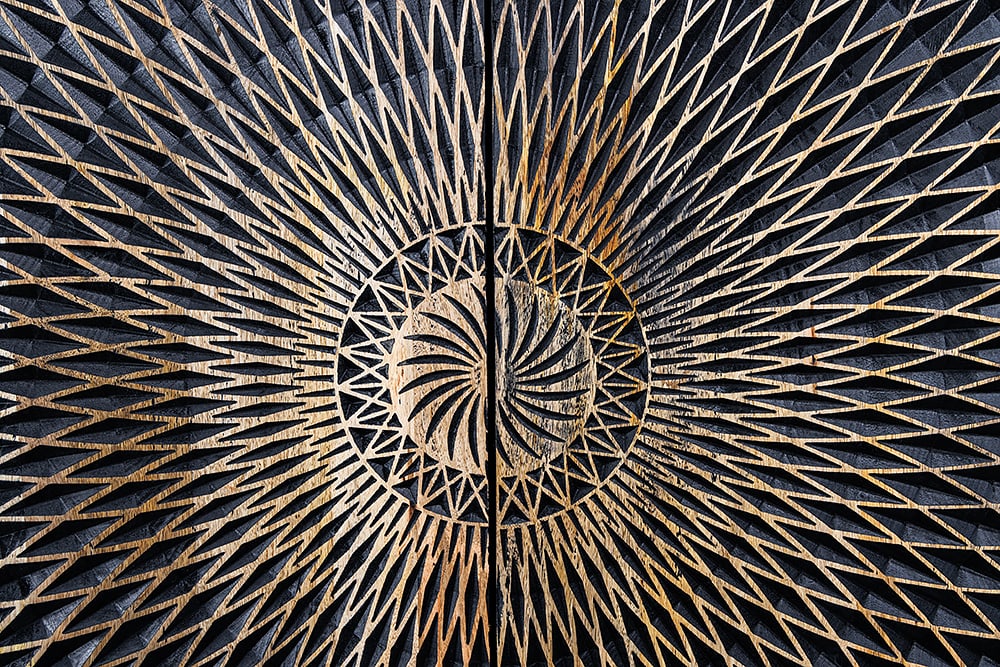 Design Sideboard ILLUSION 180cm schwarz Mangoholz Massivholz mit 3D Schnitzereien gold Eisen Metallgestell