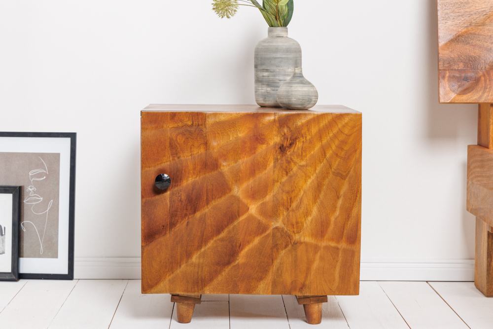 Massiver Nachttisch SCORPION 50cm braun Mangoholz Beistelltisch mit 3D Schnitzereien