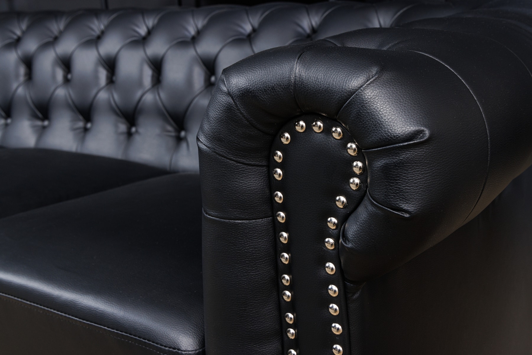 Chesterfield 3-Sitzer Sofa 205cm schwarz Nietenbesatz Federkern