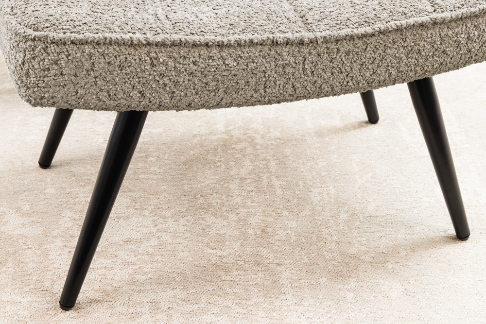 Moderner Hocker SCANDINAVIA champagner greige Bouclé schwarze Metallbeine Fußhocker