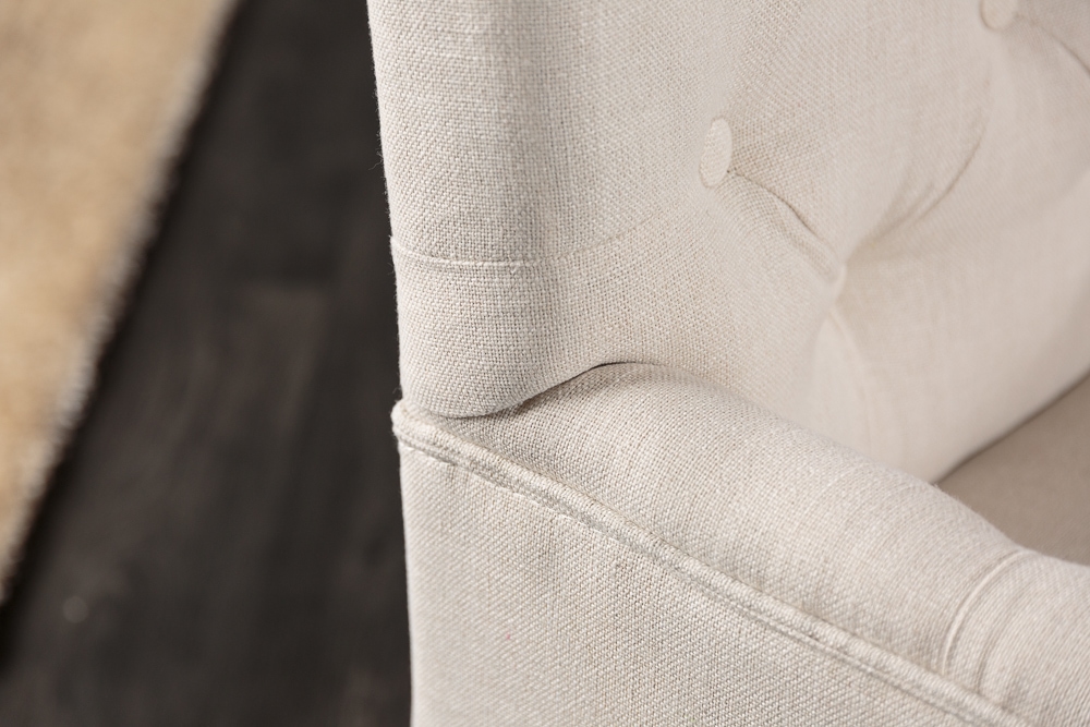Eleganter Armlehnen Stuhl CASTLE beige mit Chesterfield Steppung im Landhausstil