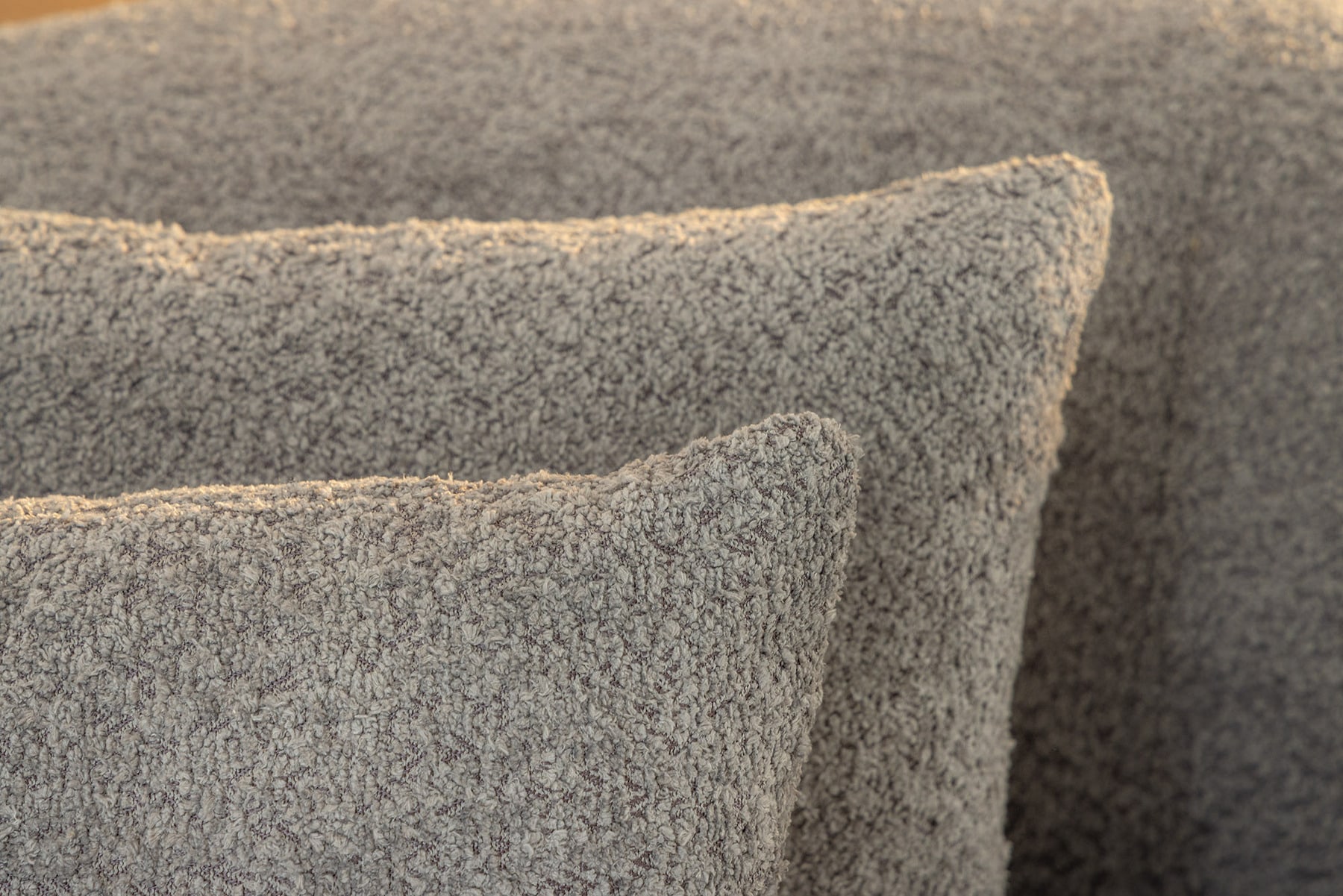 Modernes Sofa ATELIER 230cm grau Bouclé  3-Sitzer Couch inkl. Kissen