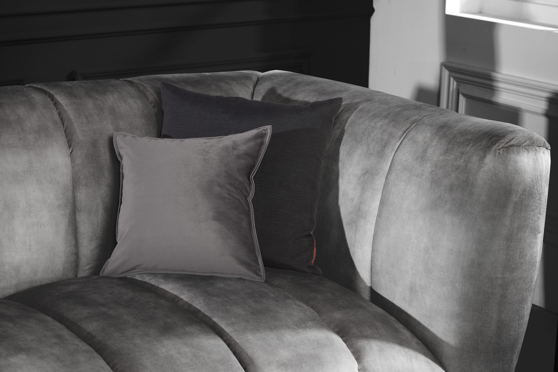 Design 3-Sitzer Sofa NOBLESSE 225cm grau Samt Federkern schwarze Metallfüße
