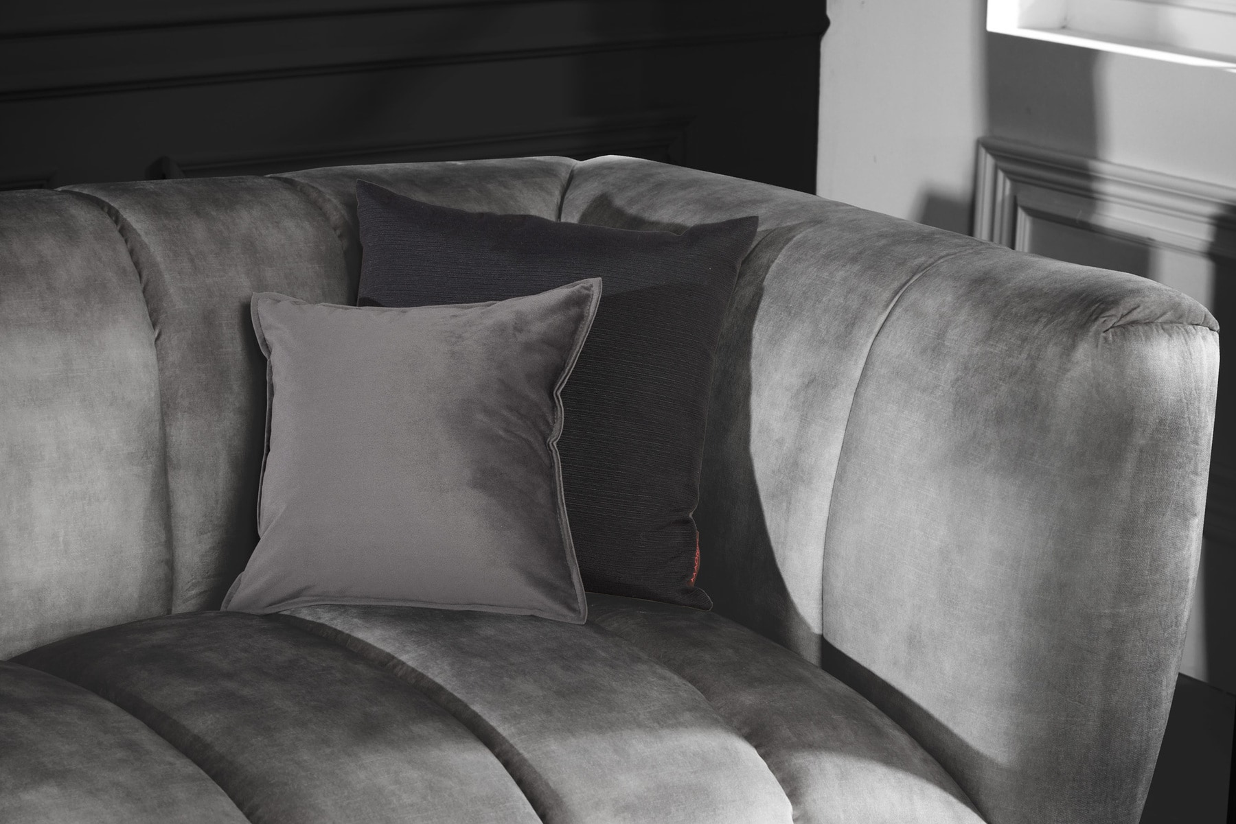Design 3-Sitzer Sofa NOBLESSE 225cm grau Samt Federkern schwarze Metallfüße Design 3-Sitzer Sofa NOBLESSE 225cm grau Samt Federkern schwarze Metallfüße
