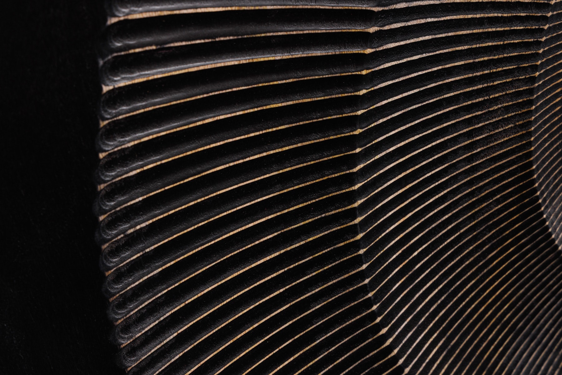 Handgearbeitetes Sideboard GOLDEN SUNSET 140cm schwarz mit 3D Schnitzereien gold Mangoholz Metallbeine