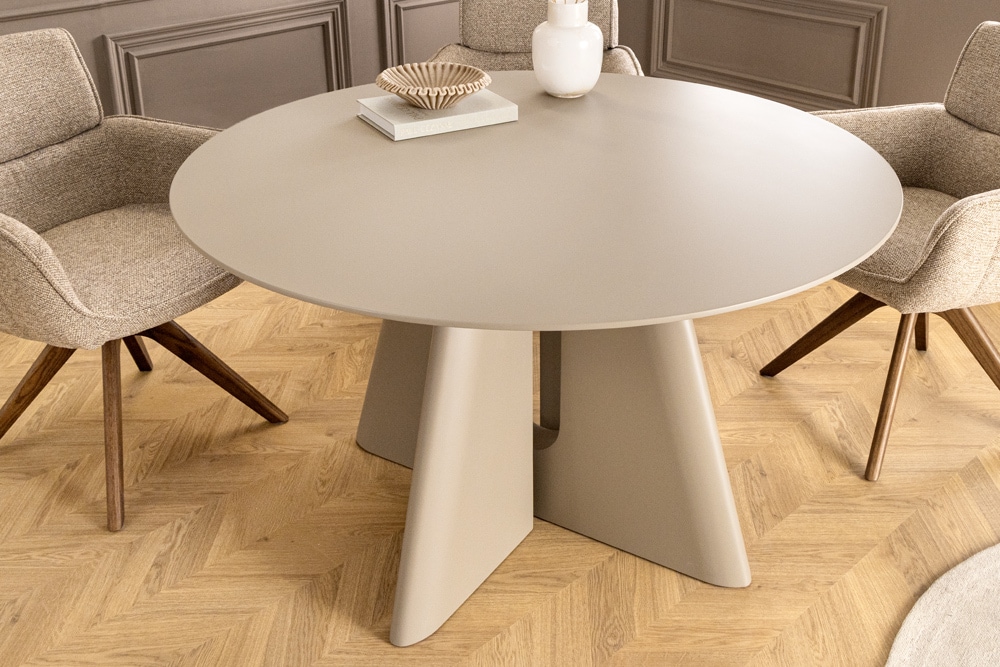 Runder Esstisch ORGANIKO 120cm cement greige mit skulpturalem Säulengestell