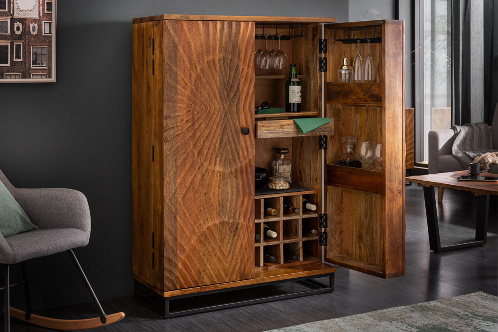 Massiver Barschrank SCORPION 141cm braun Mangoholz aufwendige 3D Schnitzereien