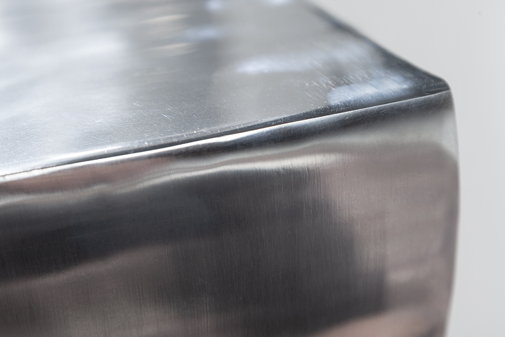 Skulp­tu­raler Beistelltisch TWIST 45cm silber Aluminium poliert Sitzhocker Modern Design