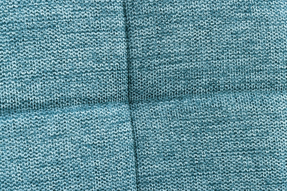 Moderner Hocker SCANDINAVIA blau Strukturstoff Massivholz-Beine Fußhocker