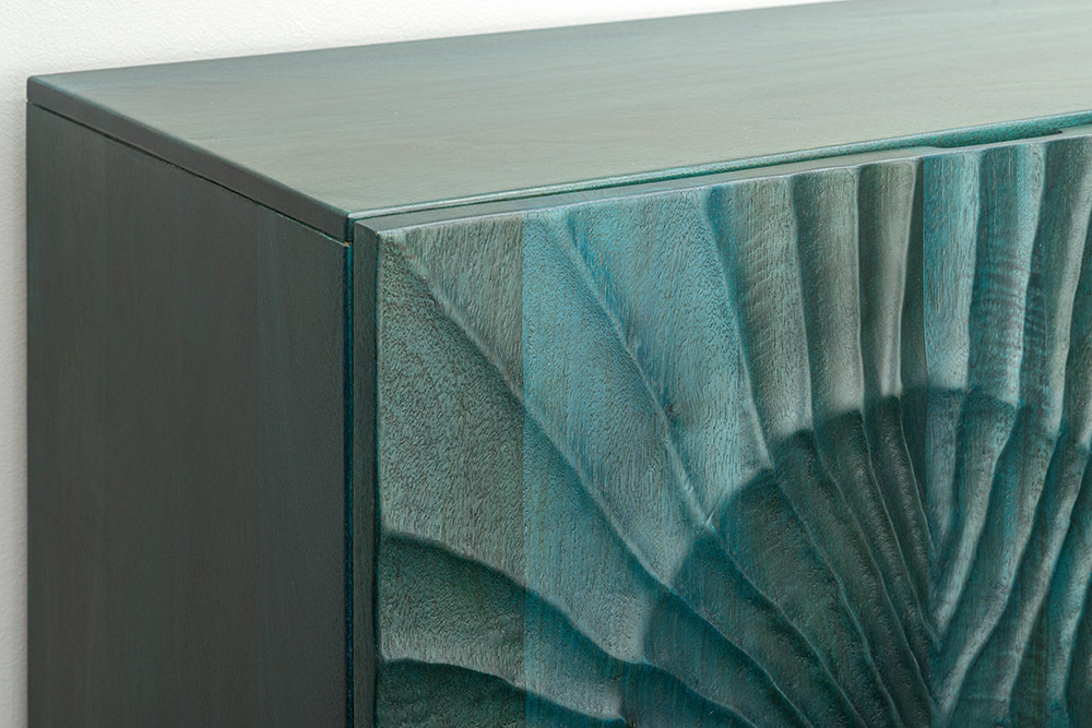 Massives Highboard SCORPION 120cm türkis Mangoholz mit 3D Schnitzereien gold Metall