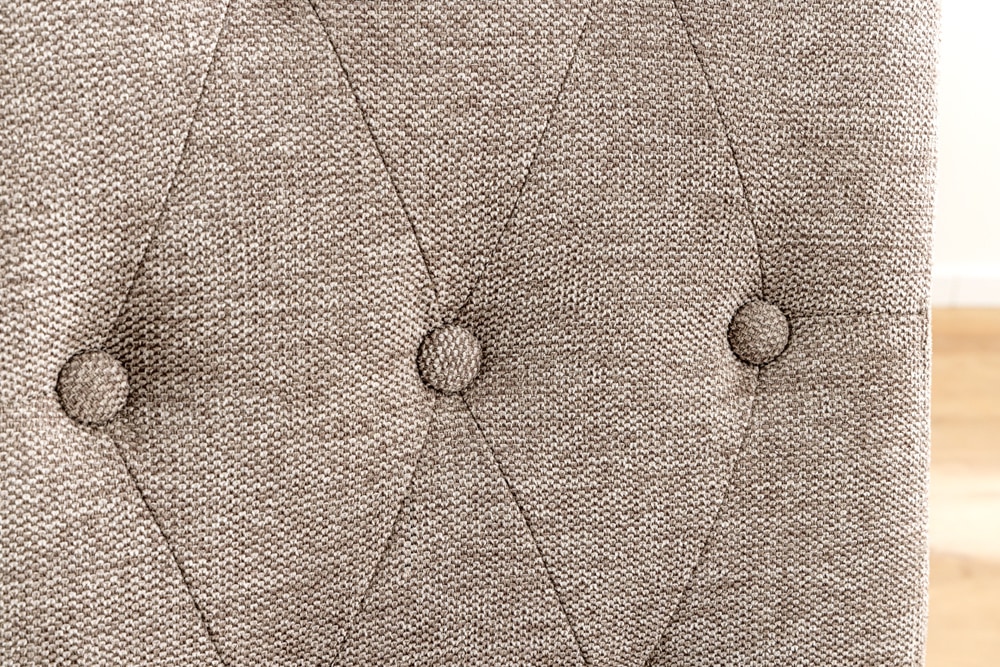 Design Stuhl CASA taupe Strukturstoff Massivholzbeine mit Zierknöpfen und Nackenrolle