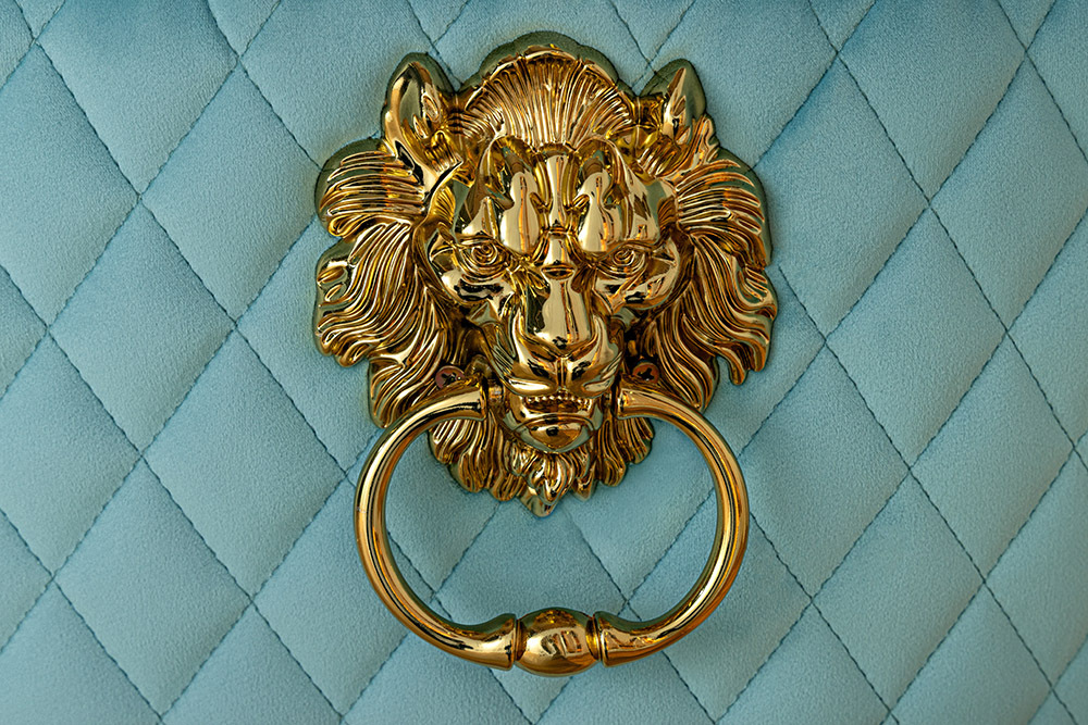 Barock Stuhl CASTLE DELUXE blau Samt gold Edelstahl mit Löwenkopf Chesterfield