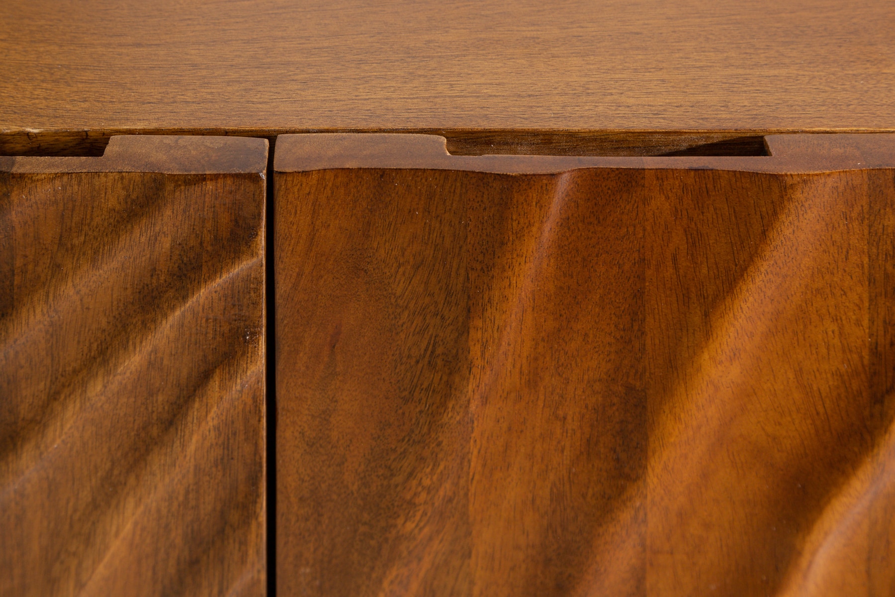Massives Sideboard SCORPION 180cm braun Mangoholz aufwendige 3D Schnitzereien