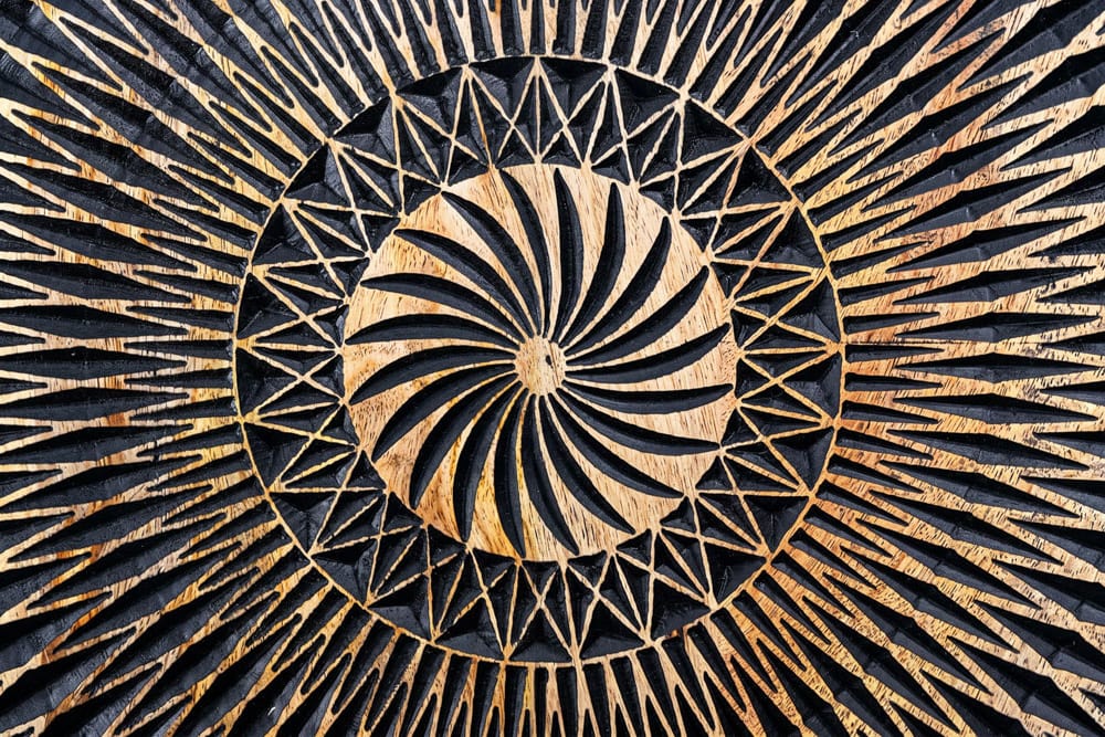 Hängendes TV-Board ILLUSION 160cm schwarz Mangoholz Massivholz mit 3D Schnitzereien gold