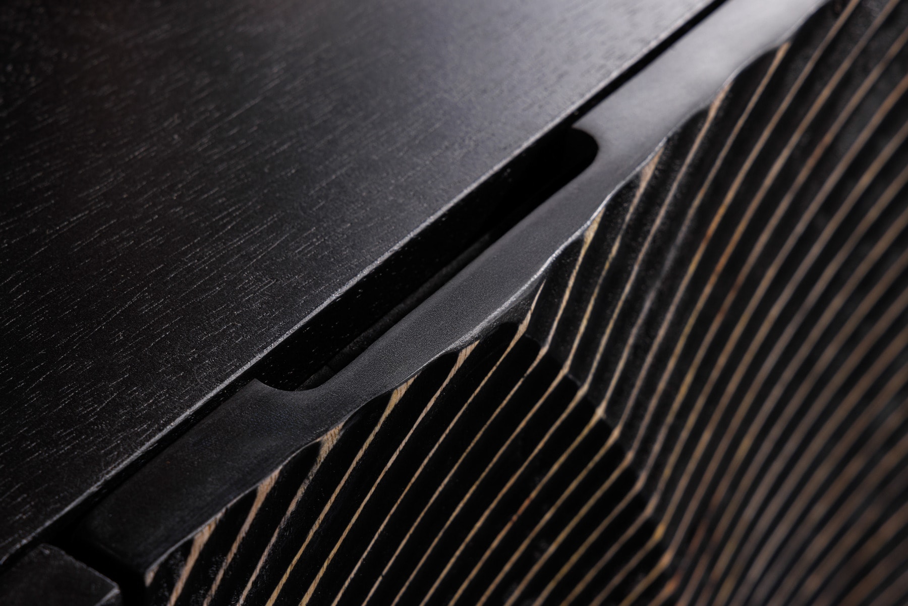 Handgearbeitetes Sideboard GOLDEN SUNSET 140cm schwarz mit 3D Schnitzereien gold Mangoholz Metallbeine