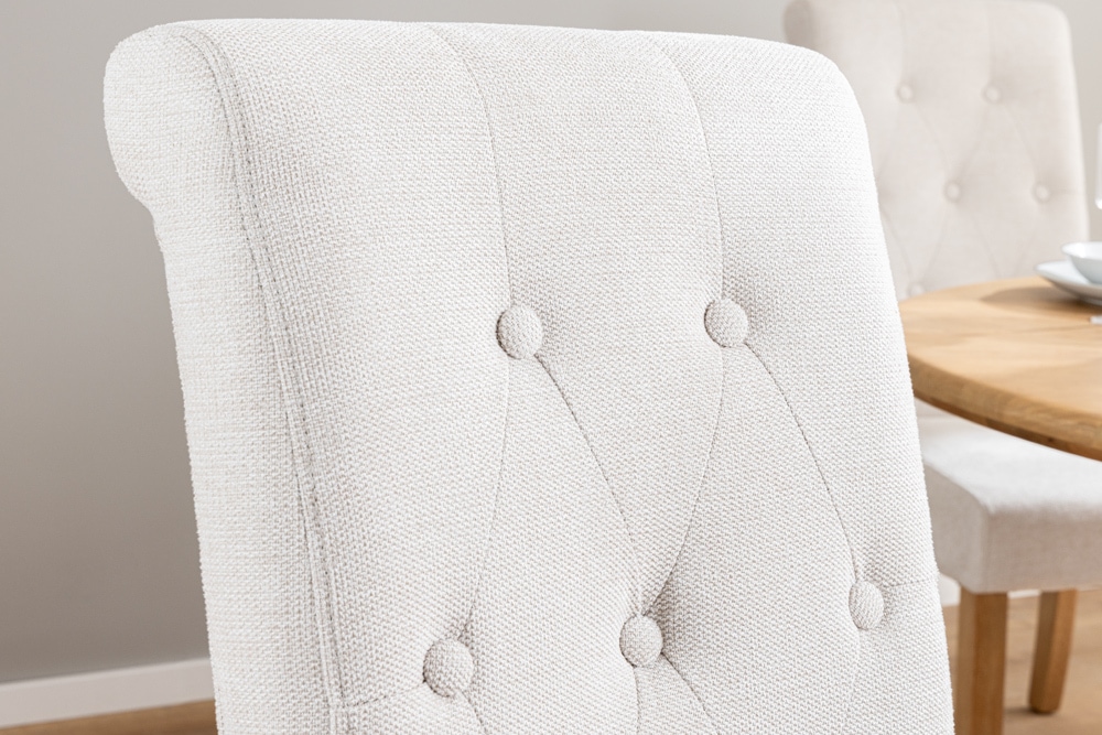Design Stuhl CASA beige Strukturstoff Massivholzbeine mit Zierknöpfen und Nackenrolle