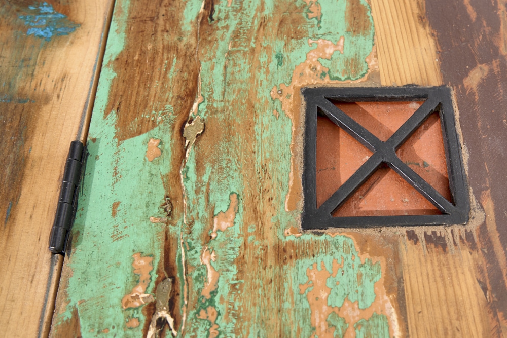Massiver Couchtisch JAKARTA 70cm weiß bunt Holz Truhe aus recycelten Fischerbooten mit Schubladen