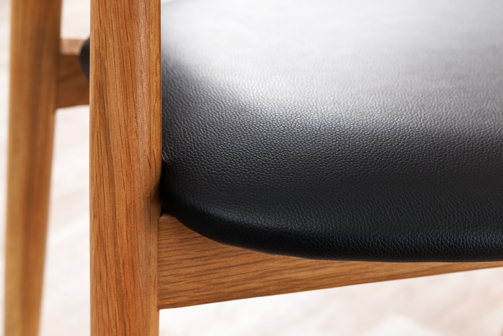 Retro Stuhl VALHALLA WOOD matt-braun Eiche Massivholz mit Armlehne