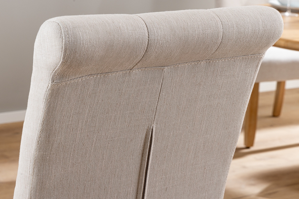 Design Stuhl CASA beige Leinen Massivholzbeine mit Zierknöpfen und Nackenrolle