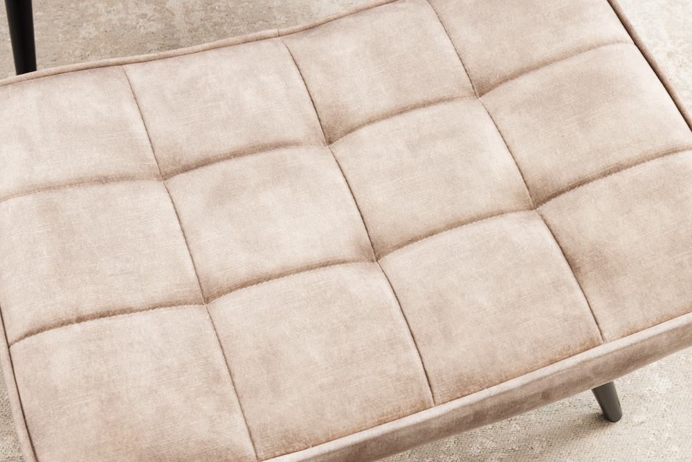 Moderner Hocker SCANDINAVIA champagner beige Samt schwarze Metallbeine Fußhocker
