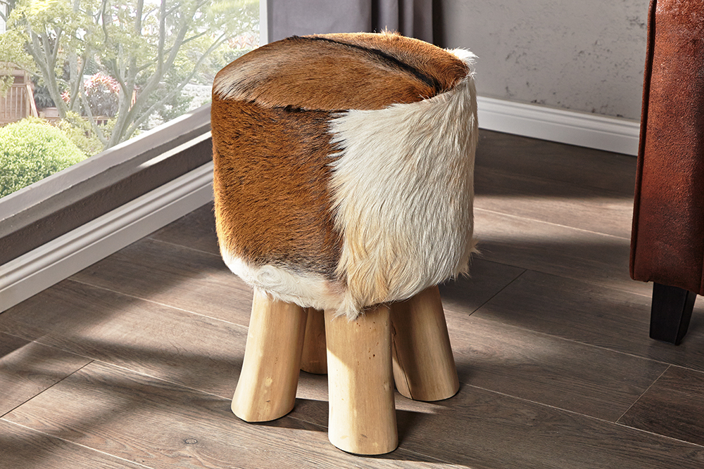 Design Sitzhocker HIDE 45cm braun weiß mit Ziegenfell und Teakholz