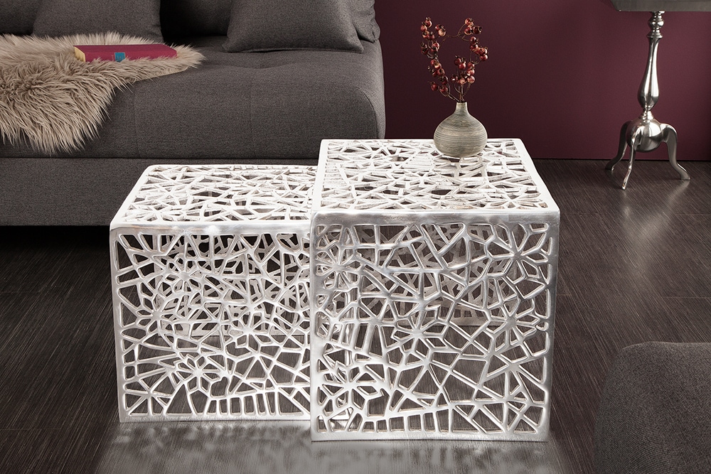 Handgearbeiteter Couchtisch ABSTRACT 49cm 2er Set silber im Gap Design