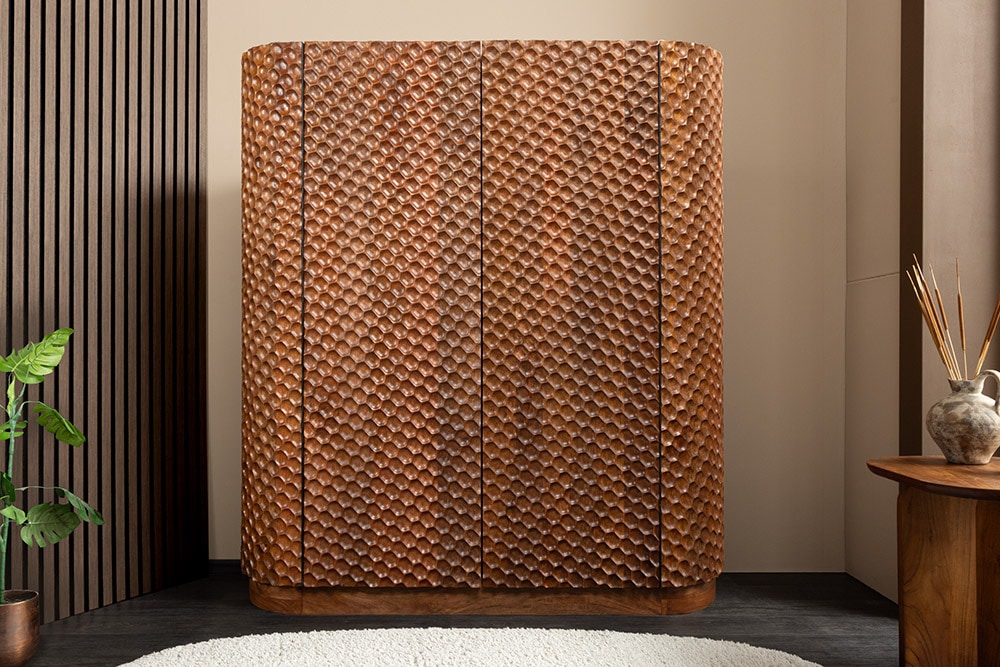 Massiver Barschrank ADLON 140cm braun Mangoholz mit 3D-Front und Weinregal