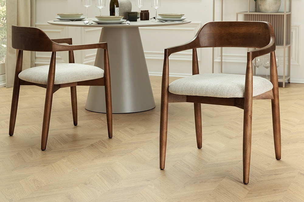 Design Armlehnen-Stuhl KENNEDY braun smoke creme aus recycelter Pinie mit Polstersitz