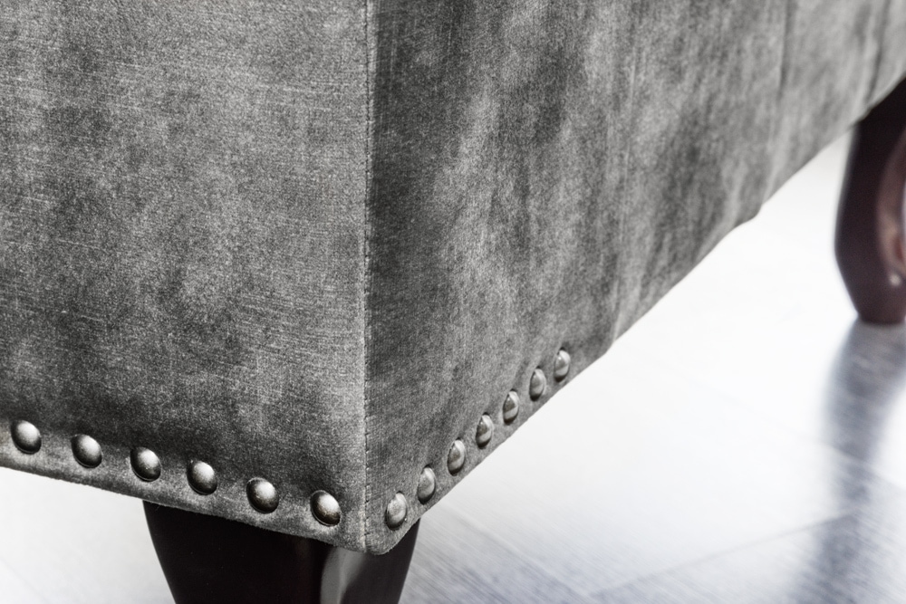 Design Sitzhocker CHESTERFIELD 80cm grau Samt Knopfheftung Nietenbesatz